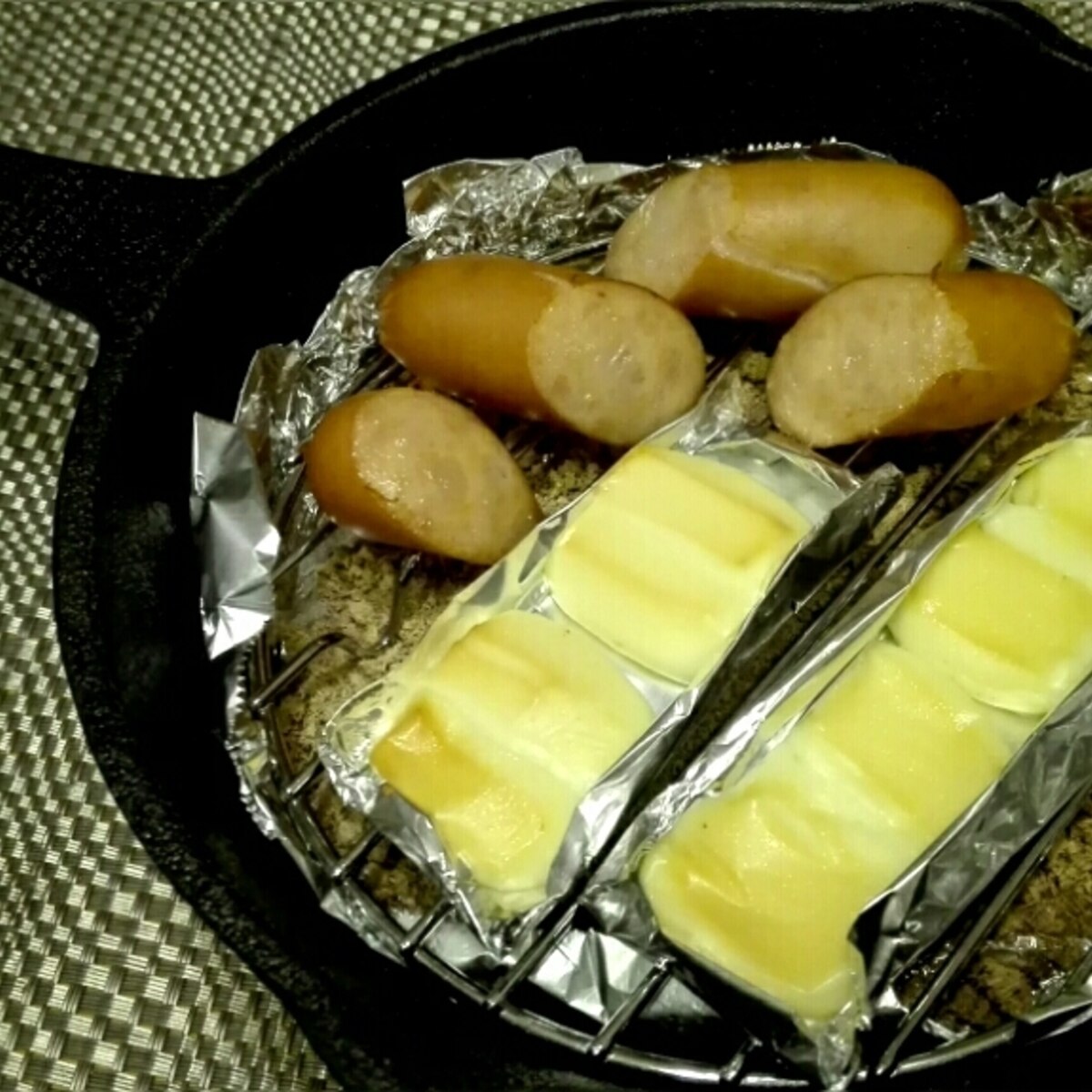 スキレットで簡単 チーズとウィンナーの燻製 レシピ 作り方 By 花野 楽天レシピ スキレットで簡単 チーズとウィンナーの燻製 レシピ 作り方 By 花野 楽天レシピ